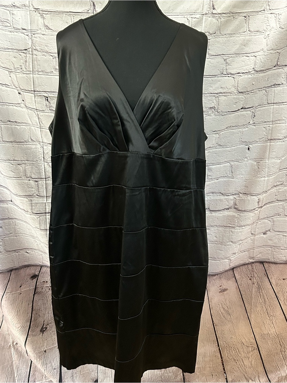 Black V-Neck Sleeveless Dress